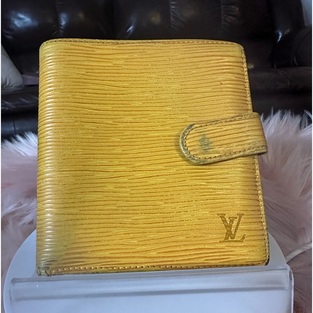 Louis Vuitton Leather Wallet- 100 %Authentic
Gorgeous Yellow Leather